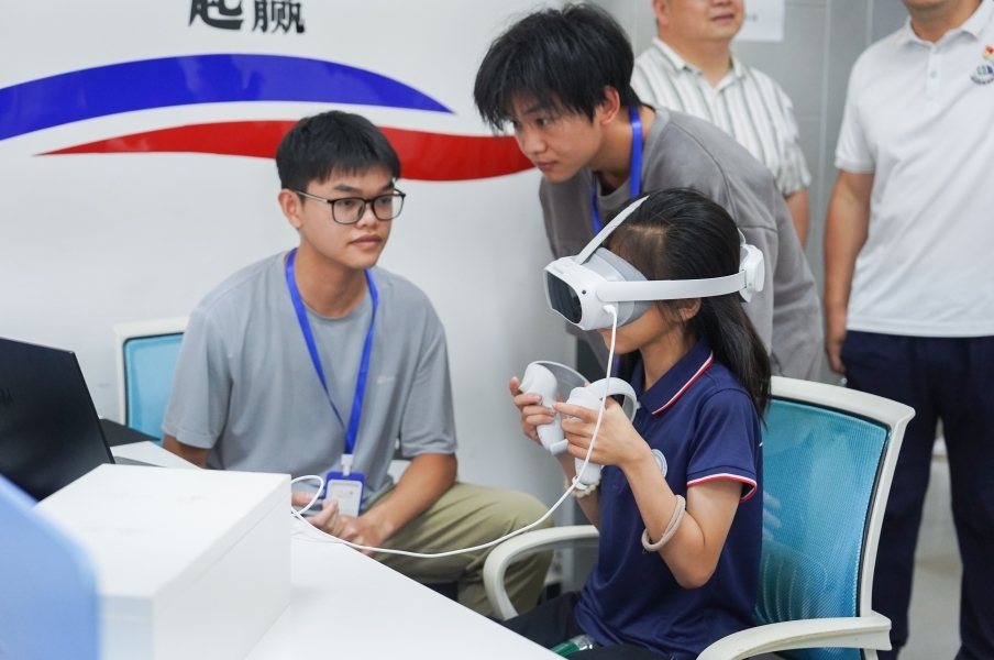 一码通信息工程学院学生正在指导研学团成员体验VR游戏。 一码通